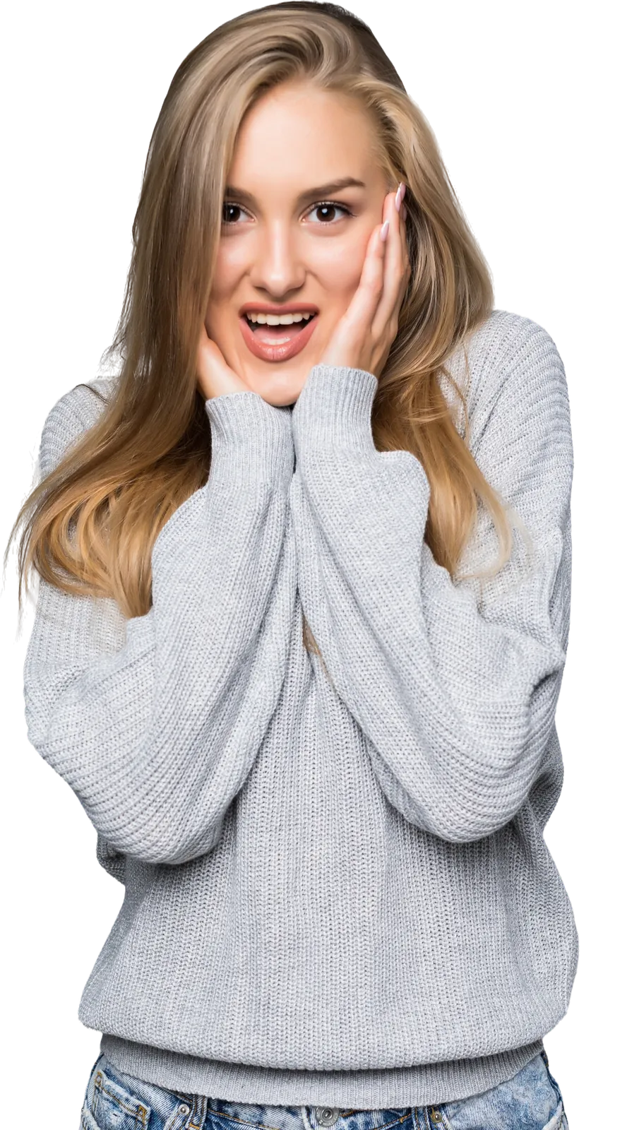 Ragazza con un maglione di lana pesante che si porta le mani alle guance con un grande sorriso stupito
